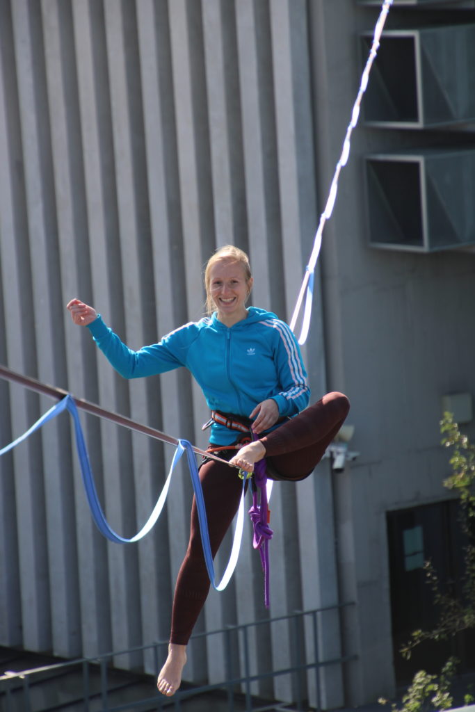 Lisa sitzt auf der Highline