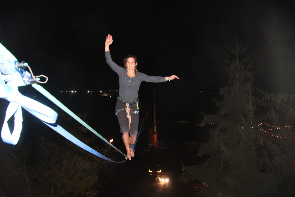 Alex auf der Highline am Kran bei Nacht